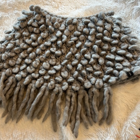 Beautiful, chunky knit collar scarf. Retail: $350 - Picture 3 of 5